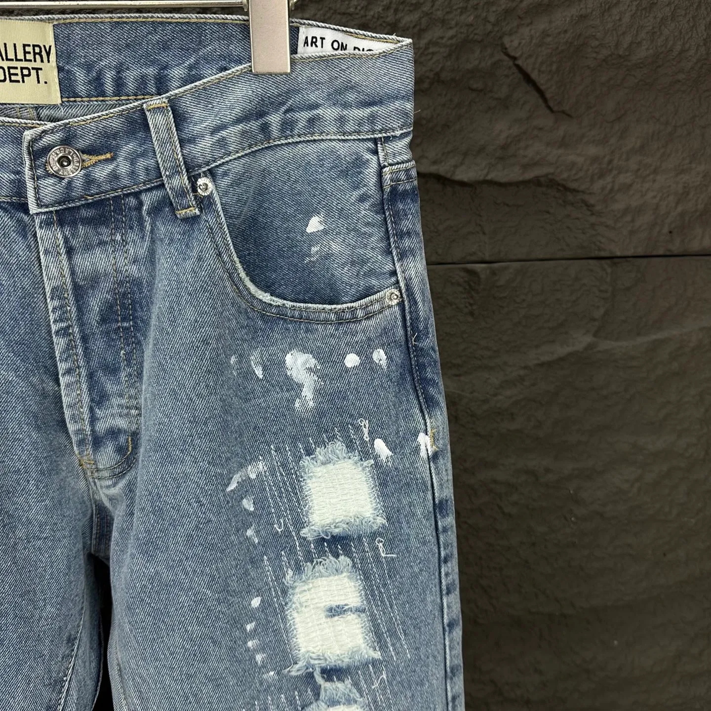 P250 GALLERY DEPT. 2025 New Ripped Holes, Hand-painted and Tangled Couple Style Loose Washed Flare Jeans 🔥High Version🔥High Version🔥 Top Ceiling Quality Styles with different washed textures are very friendly to people with thin legs and thick legs. The straight version is very flattering to the leg shape. Moderate length that never goes out of style, easy and casual to match, basic styling for various styles, a must-have in the wardrobe! The fabric is stiff but also makes the upper body soft without losing texture. The washing process is even more perfect. It is a must-have item for everyone! ! ! Washed wheat, hang tag, pants label, complete with three labels Color: light blue Size: 28, 30, 32, 34, 36 (five sizes)